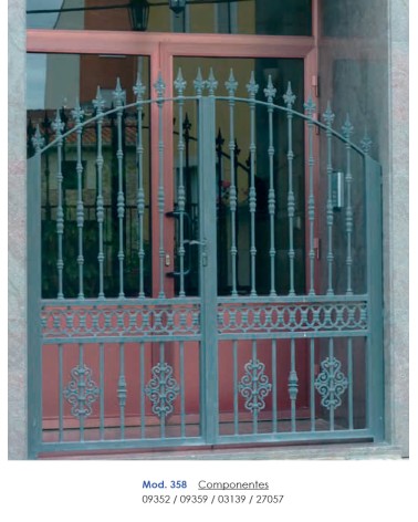 Lanza de Hierro Fundido Flor de Lis con Base Anillada para Redondo 14 - 16 mm