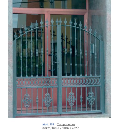 Solera de Hierro Fundido con Aros Entrelazados y Ornamento Central