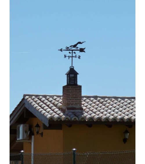 Veleta de Hierro Galgo Persiguiendo Liebre para Tejado - Veleta de Viento con Cazoletas de Caza Fabricada en España Veleta de Hierro Galgo Persiguiendo Liebre para Tejado - Veleta de Viento con Cazoletas de Caza Fabricada en España