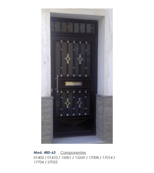 Barrote de forja con adorno rombo en latón brillo para portales y barandillas