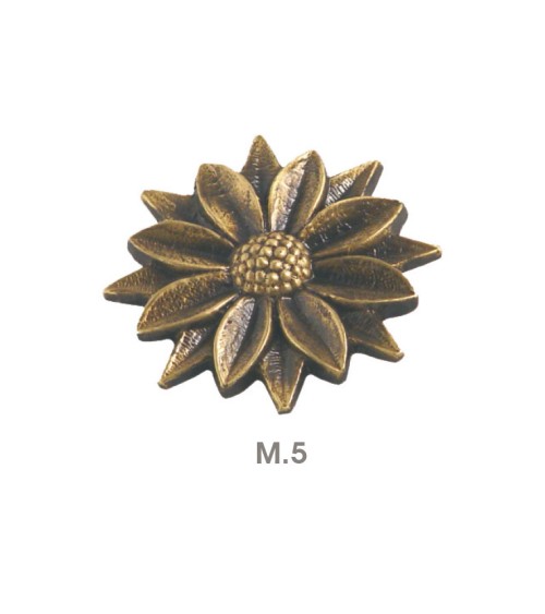 Adorno en latón patinado floral para puertas de portal y rejas