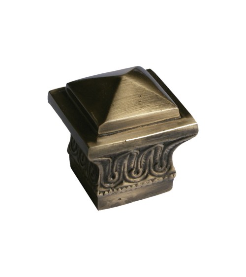 Remate en latón patinado cuadrado labrado para postes y barrotes de forja