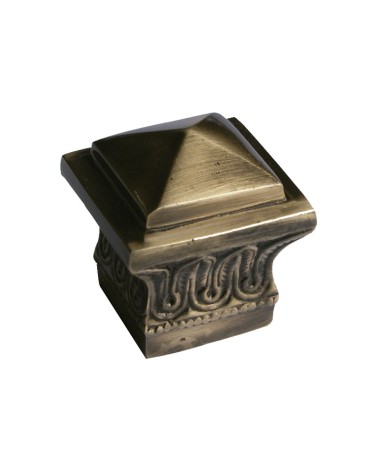 Remate en latón patinado cuadrado labrado para postes y barrotes de forja