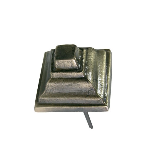 Clavo en latón patinado piramidal escalonado para puertas rústicas y portones de madera