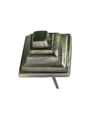 Clavo en latón patinado piramidal escalonado para puertas rústicas y portones de madera