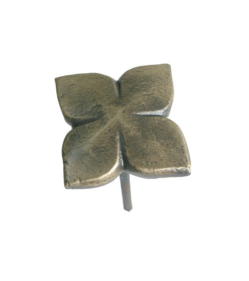 Clavo en latón patinado de cuatro hojas para decoración de puertas de estilo rústico