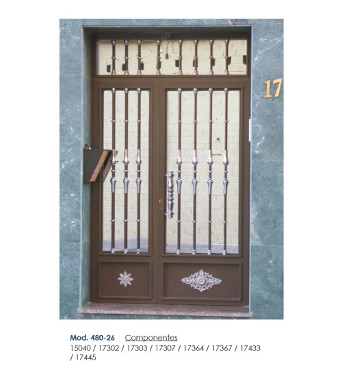 Macolla en latón cromado para barrote de forja redondo lisa con base redondeada para puertas de entrada