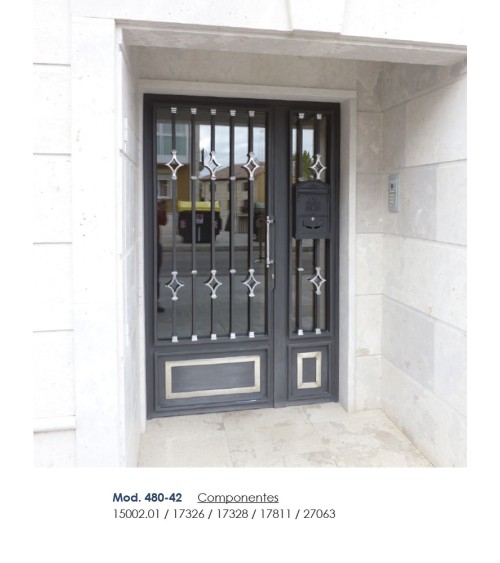 Macolla en latón cromado para barrote de forja cuadrado decorativa para portales y puertas de forja