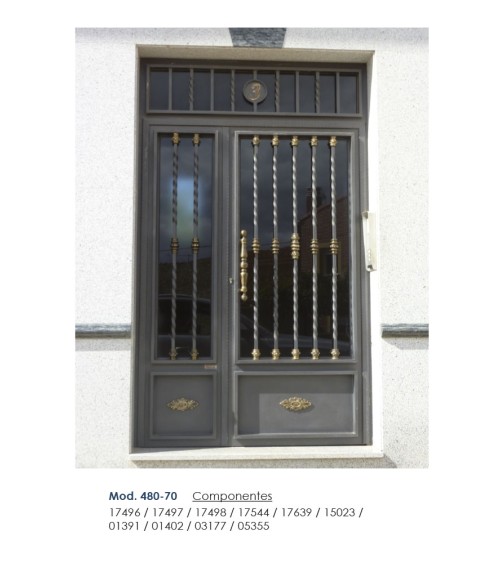Macolla en latón patinado desmontable labrada ornamental para puertas y barandillas