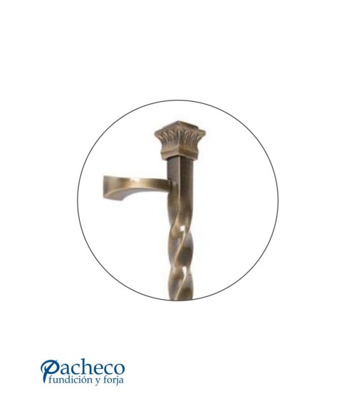 Tirador de latón patinado entorchado desplazado con base decorada para puerta de portal