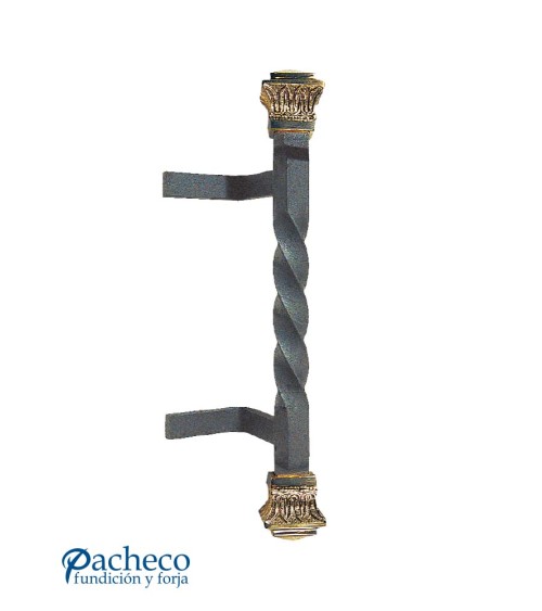 Tirador de forja entorchado con remate de latón para puerta de hierro