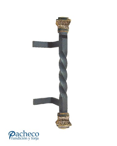 Tirador de forja entorchado con remate de latón para puerta de hierro