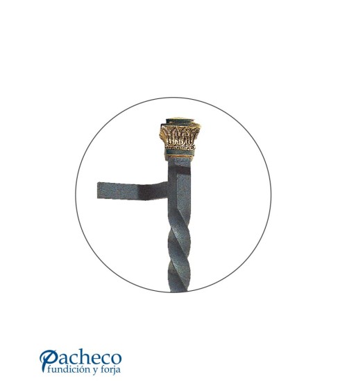 Tirador de forja entorchado con remate de latón para puerta de hierro