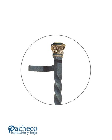 Tirador de forja entorchado con remate de latón para puerta de hierro