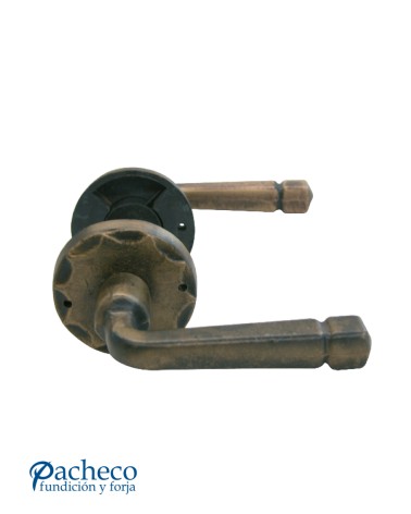 Manilla rústica de latón patinado para puerta de interior