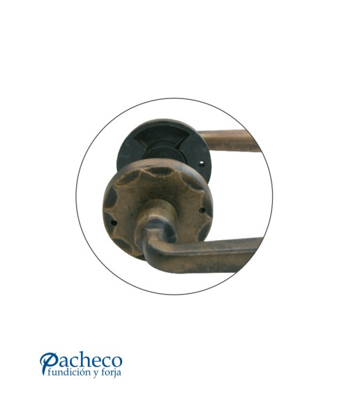 Manilla rústica de latón patinado para puerta de interior