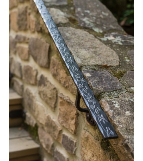 Pasamanos de Forja con Estampación Animada y Cantos Labrados  Pletina 40x8 mm