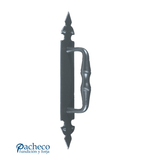 Tirador de hierro forjado con placa y remates punta de lanza para puerta rústica