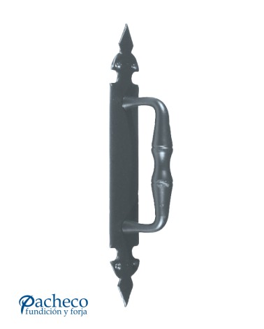 Tirador de hierro forjado con placa y remates punta de lanza para puerta rústica