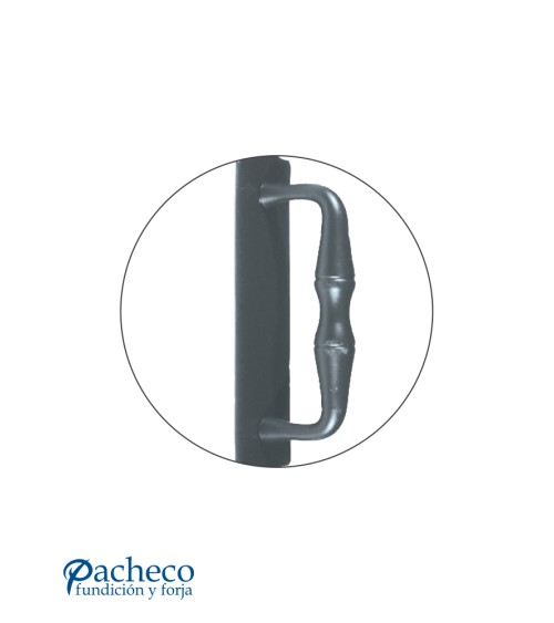 Tirador de hierro forjado con placa y remates punta de lanza para puerta rústica