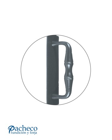 Tirador de hierro forjado con placa y remates punta de lanza para puerta rústica