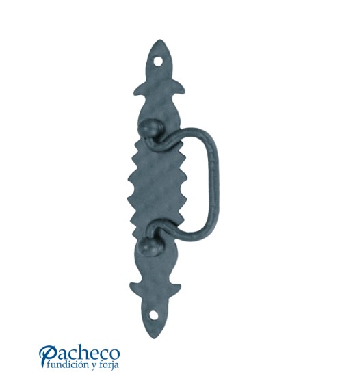 Tirador de hierro forjado en anilla con placa para puerta principal