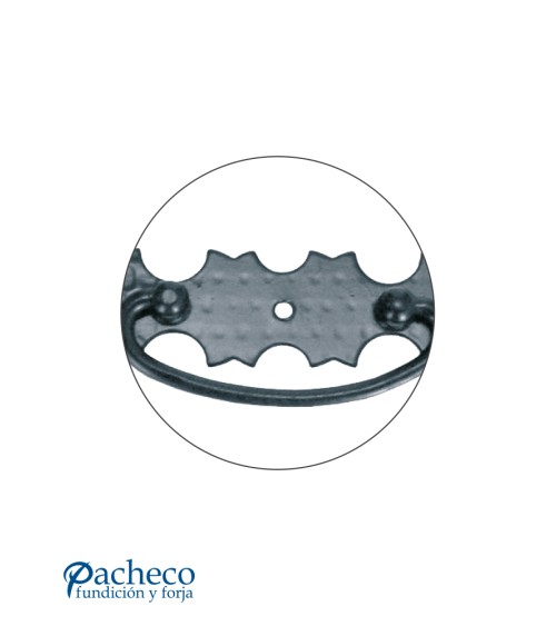 Tirador rústico en anilla con placa de forja decorada para mueble antiguo