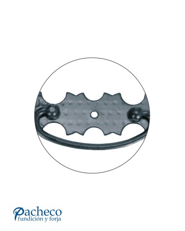 Tirador rústico en anilla con placa de forja decorada para mueble antiguo