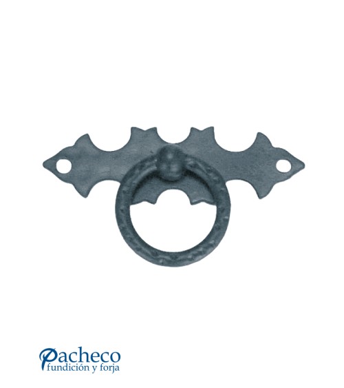 Tirador de forja rústica en anilla con placa decorada para puerta de hierro