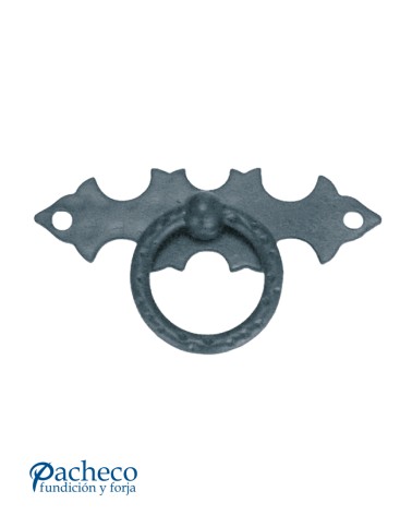 Tirador de forja rústica en anilla con placa decorada para puerta de hierro