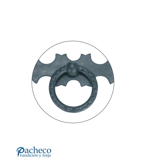 Tirador de forja rústica en anilla con placa decorada para puerta de hierro