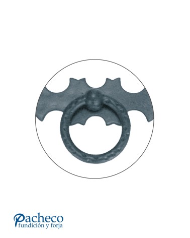 Tirador de forja rústica en anilla con placa decorada para puerta de hierro