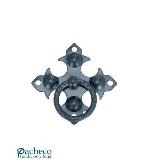 Llamador de forja rústica en cruz con anilla para portón tradicional