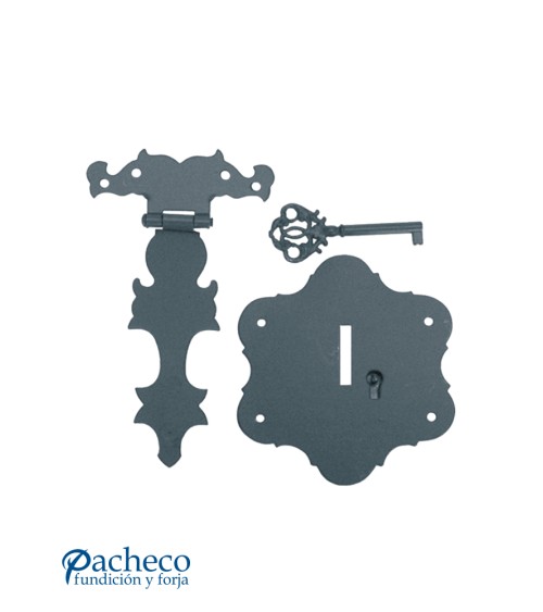 Conjunto de forja rústica con placa decorada y llave para puerta tradicional