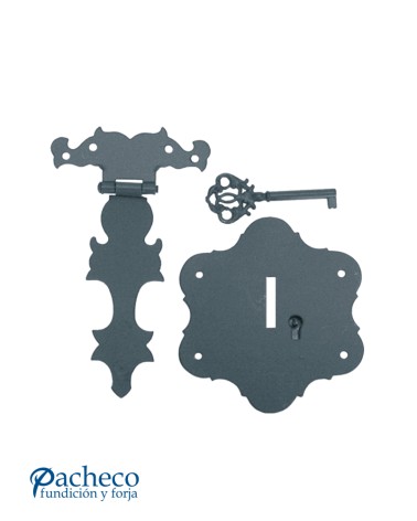 Conjunto de forja rústica con placa decorada y llave para puerta tradicional