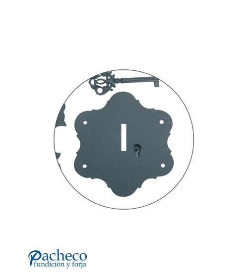 Conjunto de forja rústica con placa decorada y llave para puerta tradicional