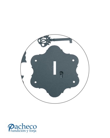 Conjunto de forja rústica con placa decorada y llave para puerta tradicional