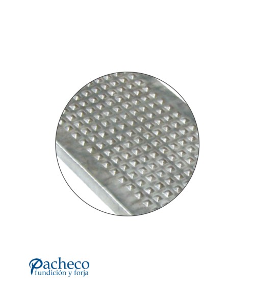 Peldaño Galvanizado Antideslizante para Plataformas, Escaleras y Zonas de Tránsito